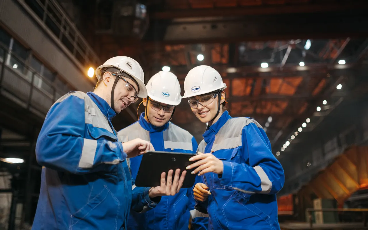 Technische medewerkers bespreken werkzaamheden in een fabriek