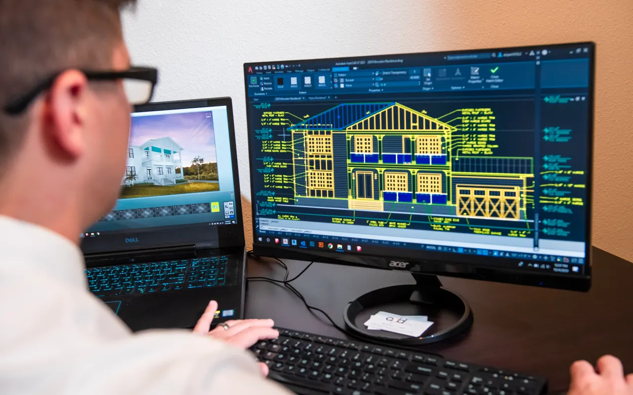 Technicus bekijkt een technische installatie op beeldschermen