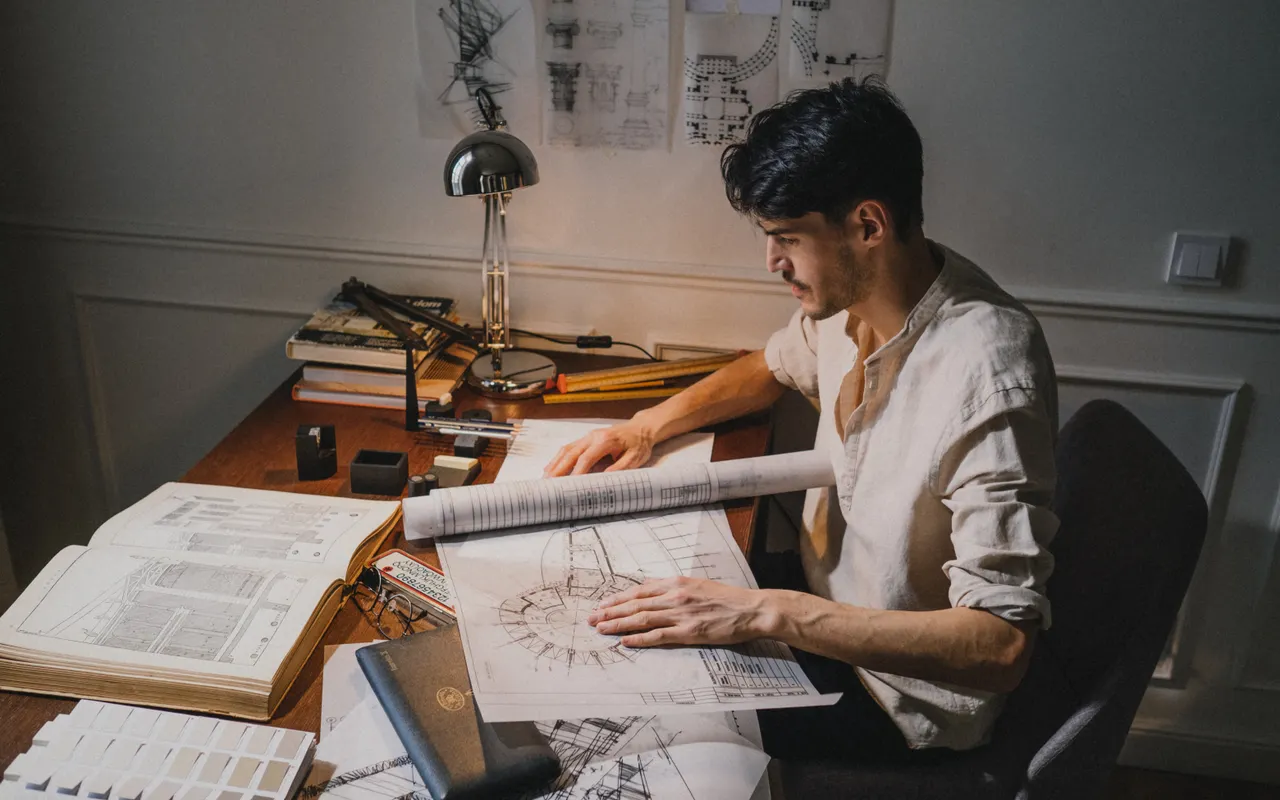 Ontwerper werkt aan bouwtekeningen
