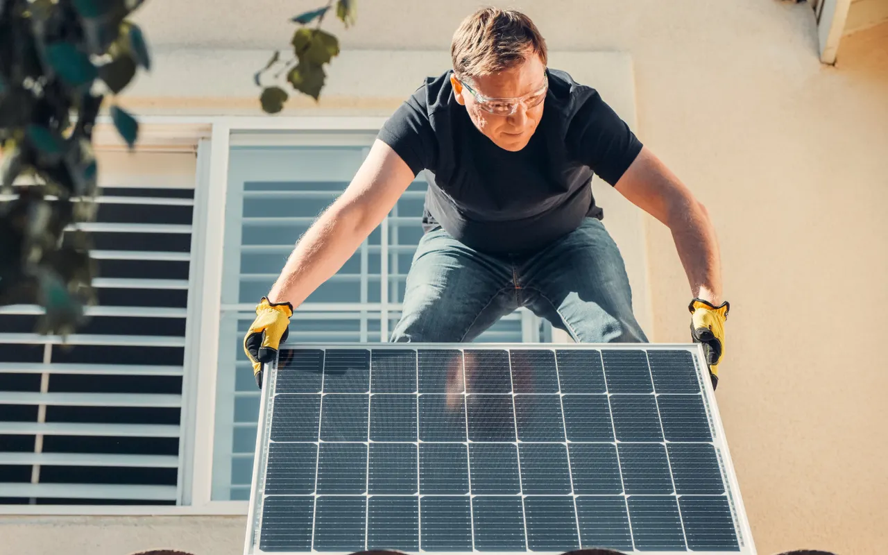 Installateur werkt aan zonnepanelen