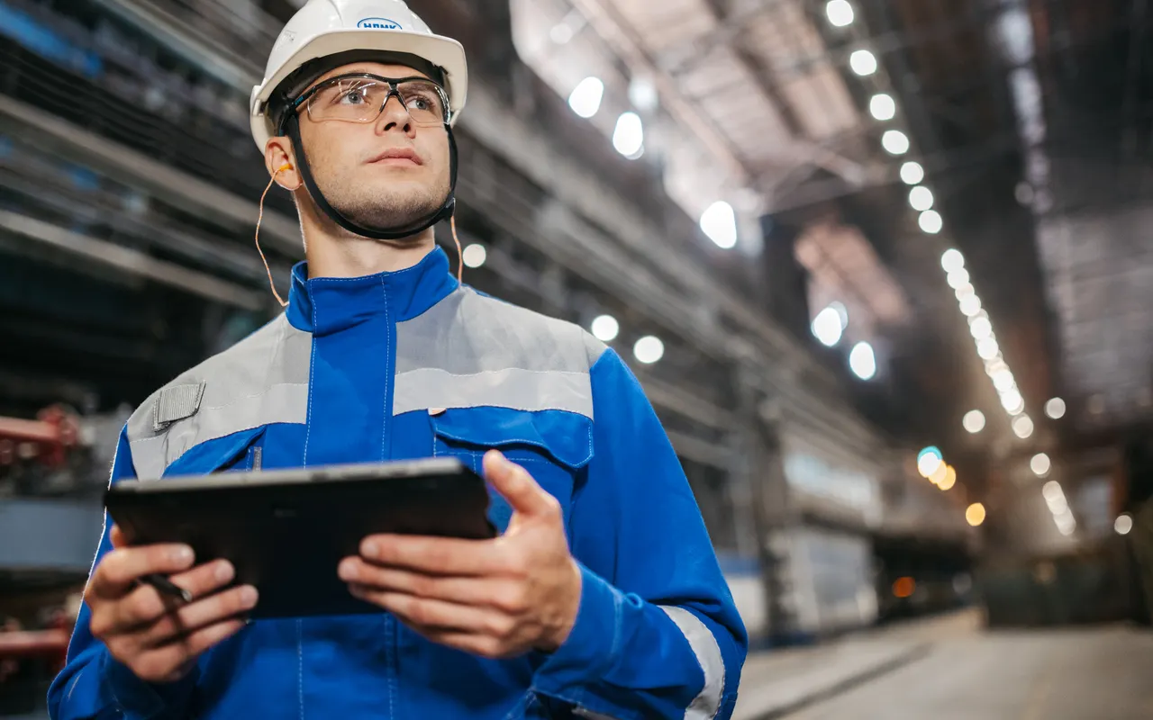 Technicus gebruikt een tablet in een fabriek