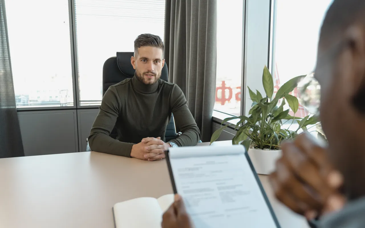 Gesprek tussen twee mensen in een kantoor