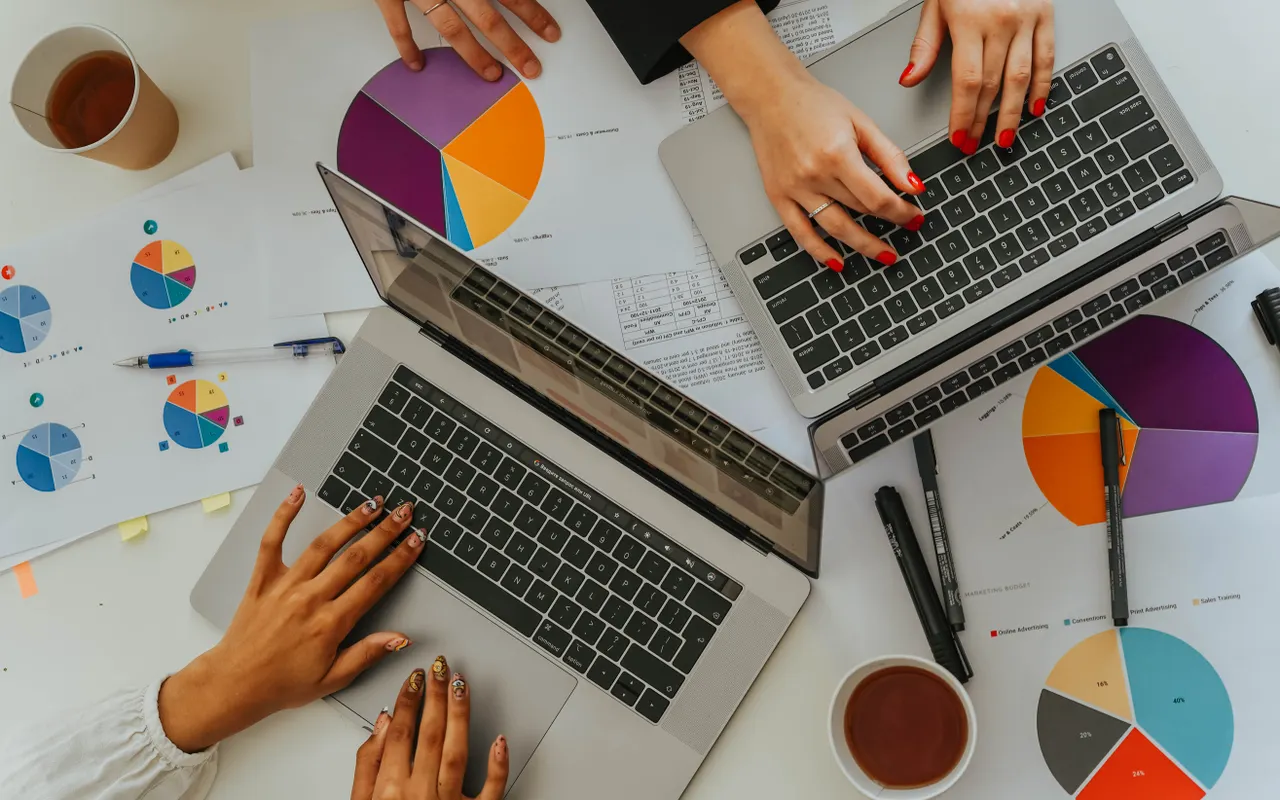 Financiële planning met laptop, grafieken en notities