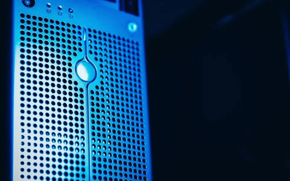 Serverapparatuur met blauwe verlichting