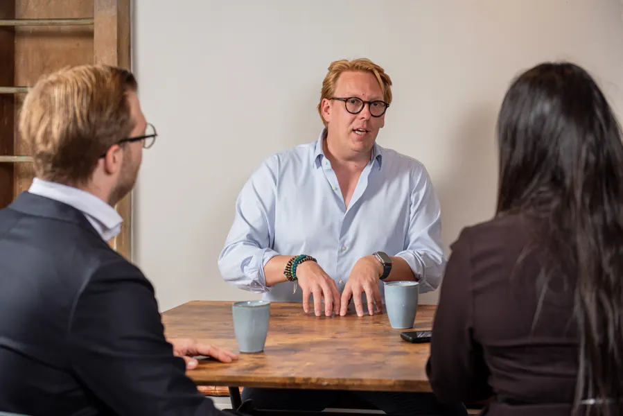 Kevin Bruggink in gesprek aan tafel