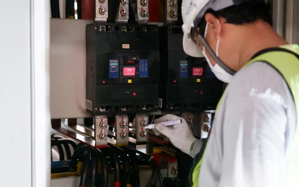 Monteur inspecteert een elektrische installatie