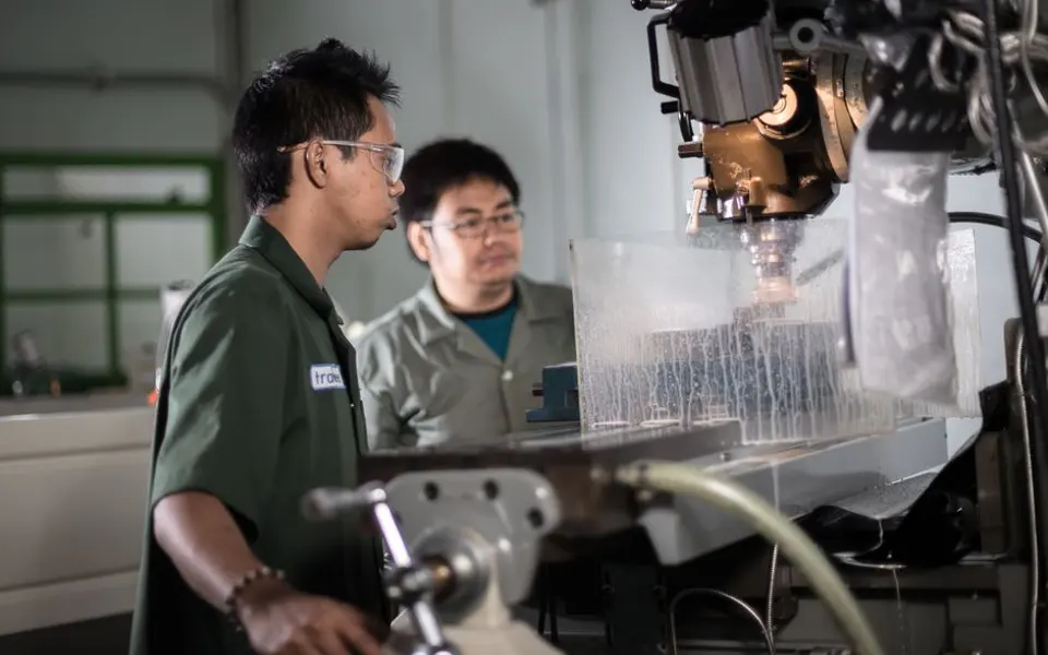 Technici bij een CNC-machine