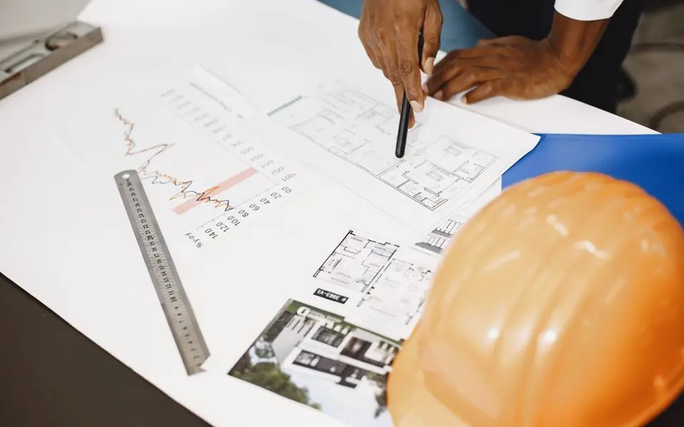 Werktekeningen en materialen op een werktafel